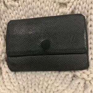 Authentic Louis Vuitton Tiaga 6 key case with card holder.